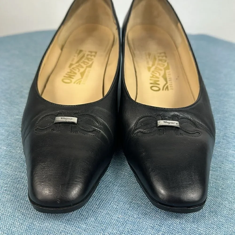Vintage Salvatore Ferragamo Black Leather Pumps With Metal Logo Size 8 B